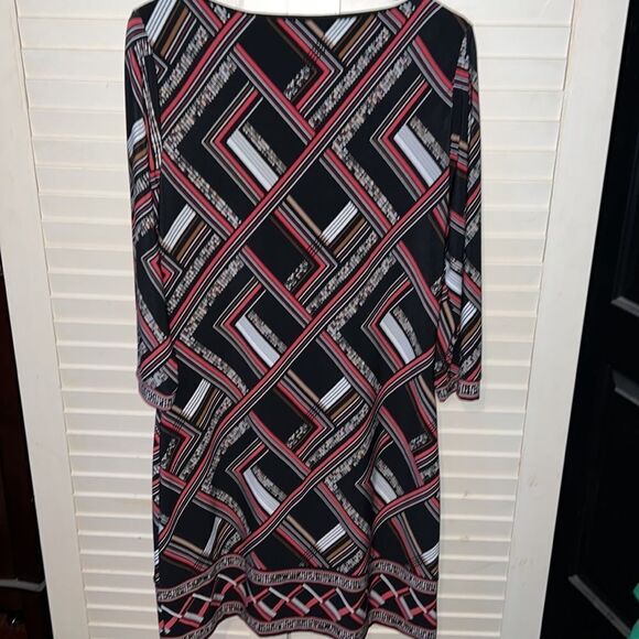 WHITE HOUSE BLACK MARKET size M Black Red White Beige DRESS Geo Print - Picture 4 of 6